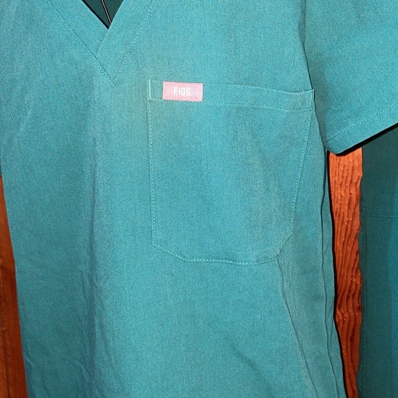 Hunter green fig Scrub Set Catarina top and Livingston pants limited edition - Picture 5 of 13